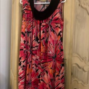 Very chic sleeveless colorful  dress.